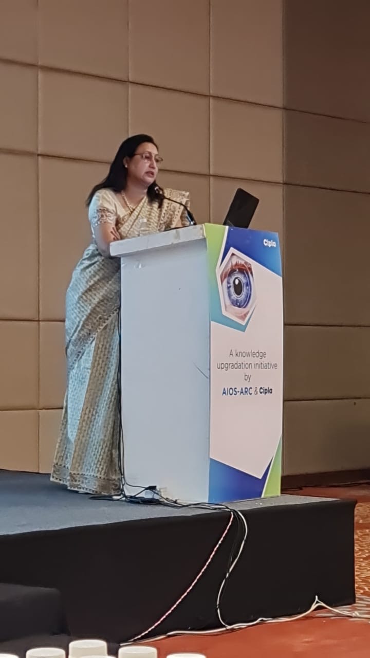 Dr Ashi khurana speaking at Lucknow ARC of AIOS on ocular surface management in cataract surgery.